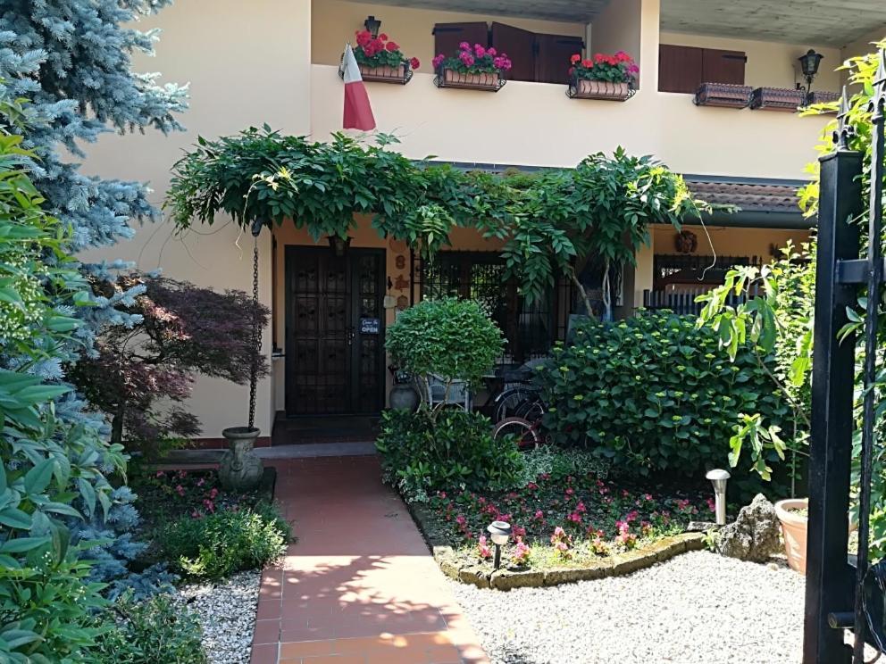 B&B L'Isola Di Casa Брембате Екстер'єр фото